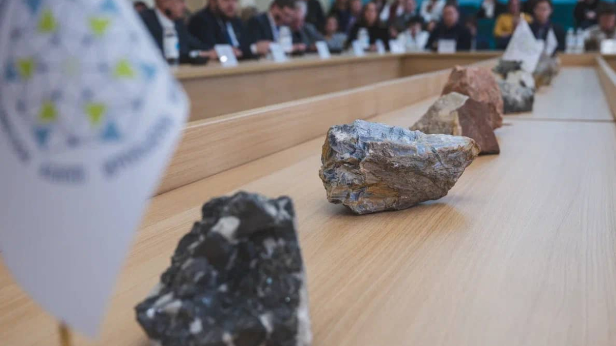 Породы камней на столе