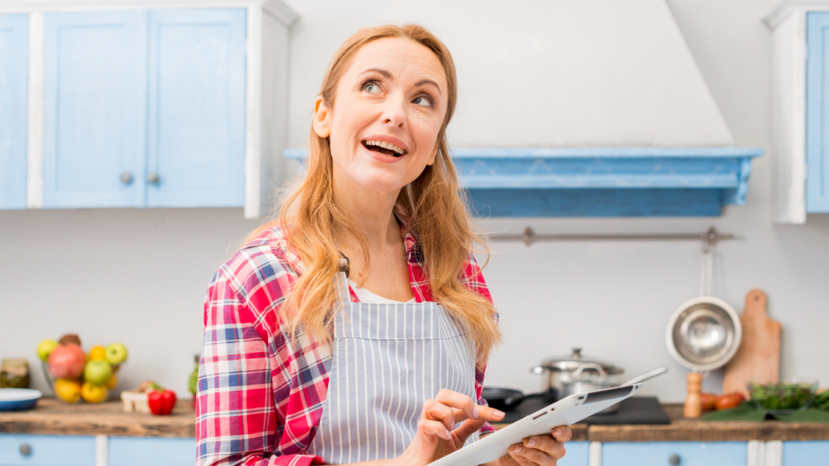 Женщина с планшетом на кухне