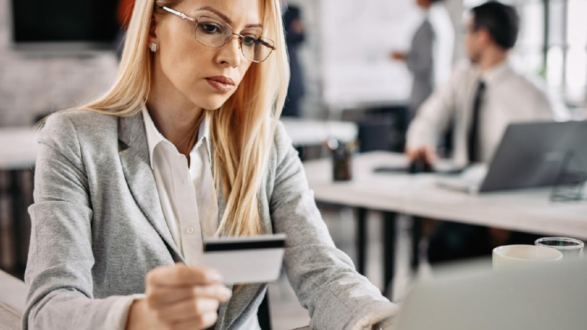 женщина с банковской картой