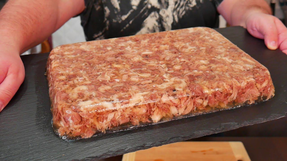 Холодец на столе