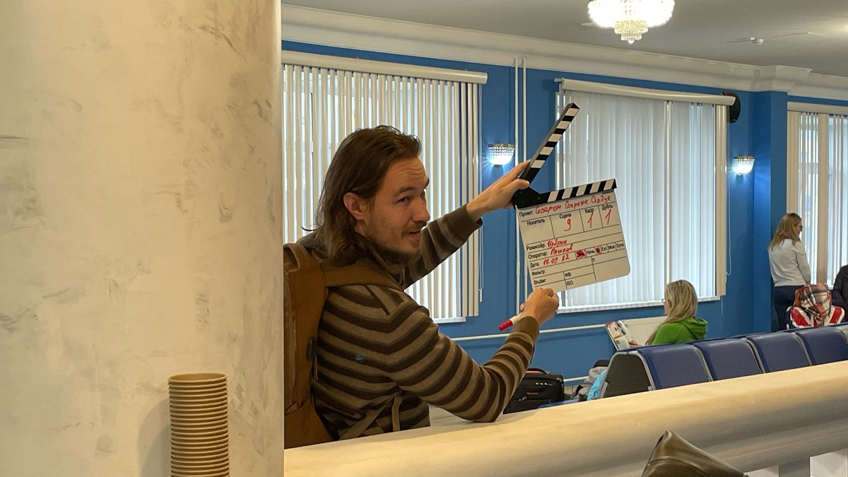 мужчина держит кинематографическую рамку