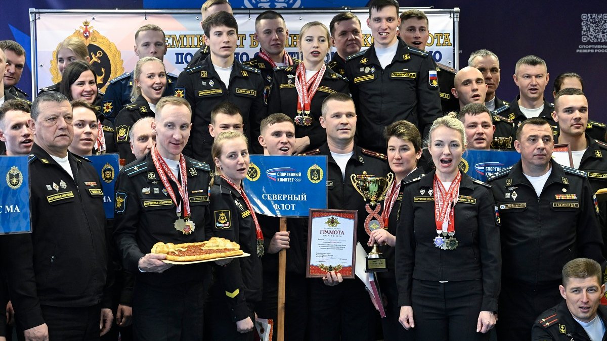 спортсмены с медалями и кубками