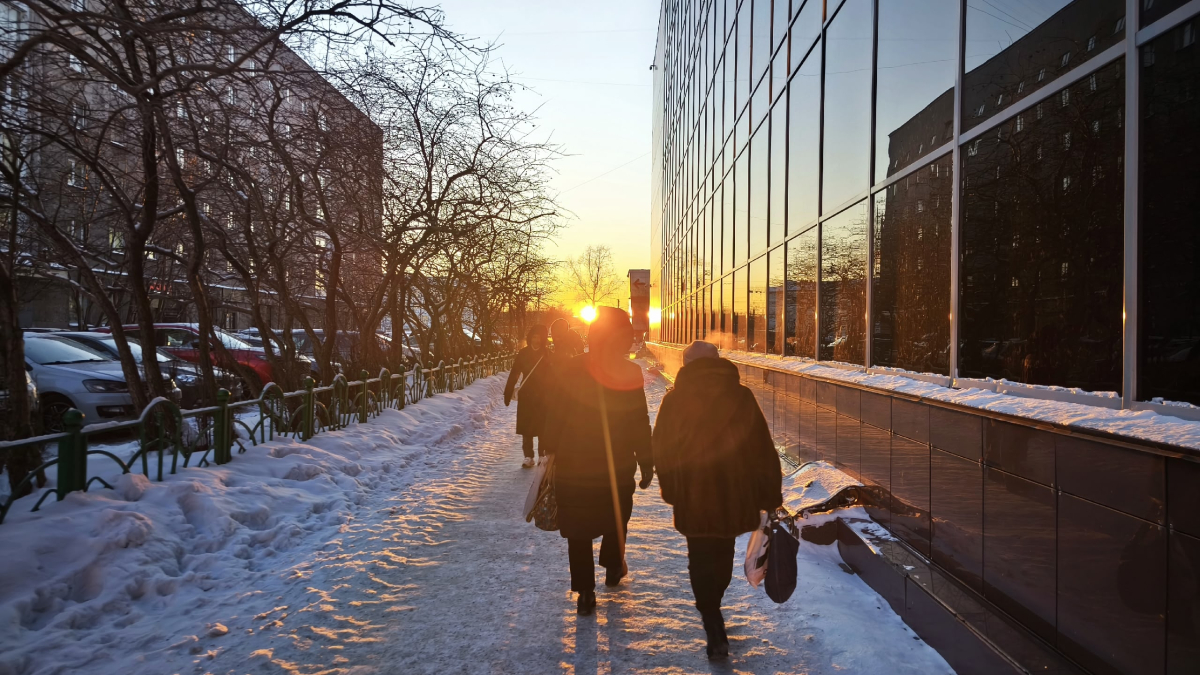 Яркое зимнее солнце в Мурманске