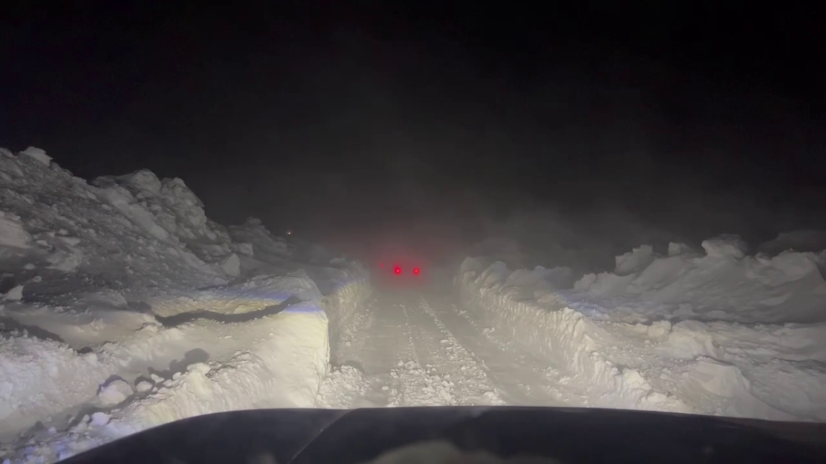 Занесенная снегом дорога в Териберку