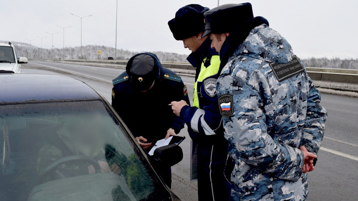 судебные приставы беседуют с водителем