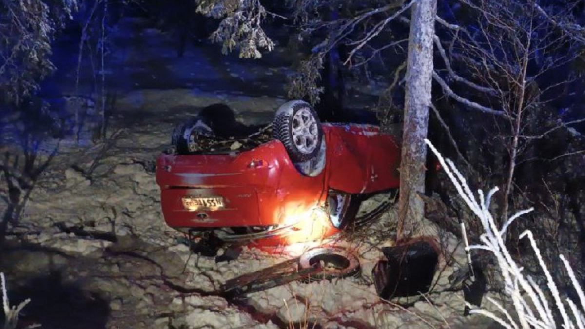 машина на крыше в сугробе