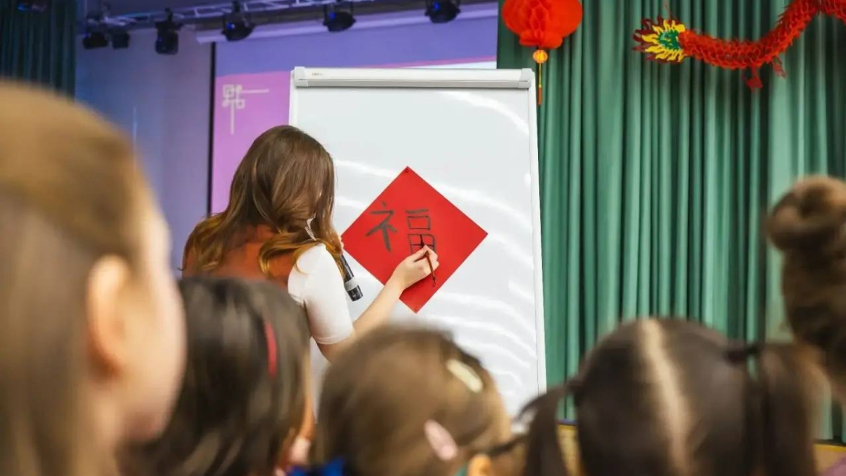 Иероглиф рисует