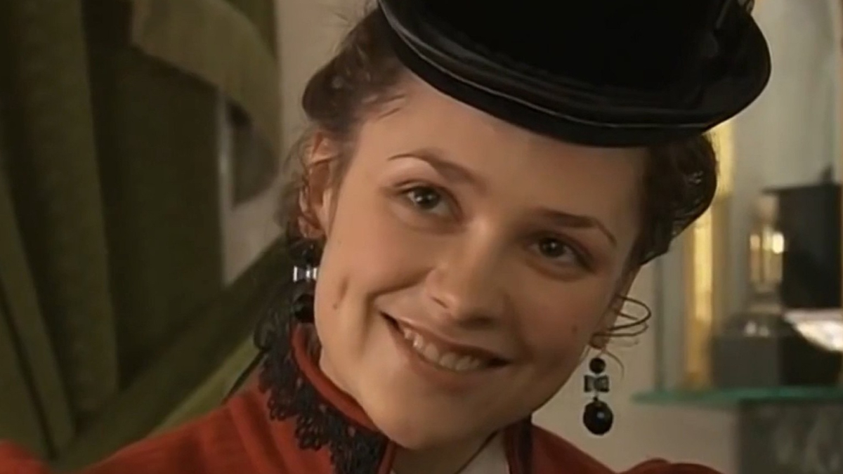 девушка улыбается