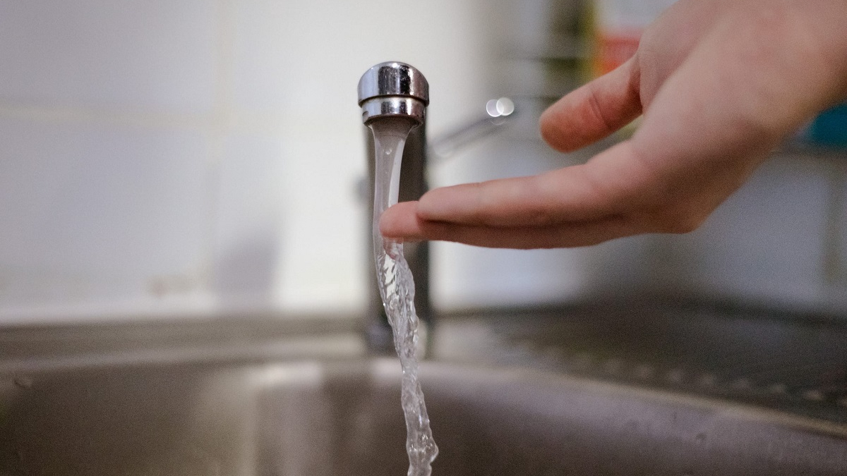 вода из крана течет на ладонь
