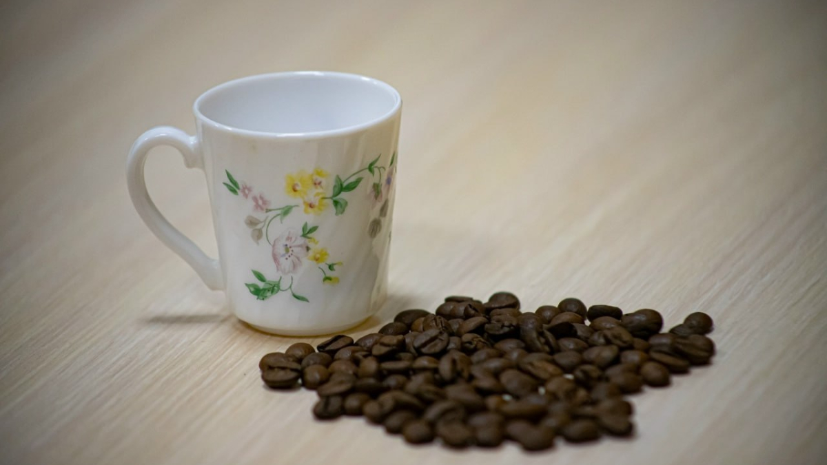 Кружка и зерна кофе