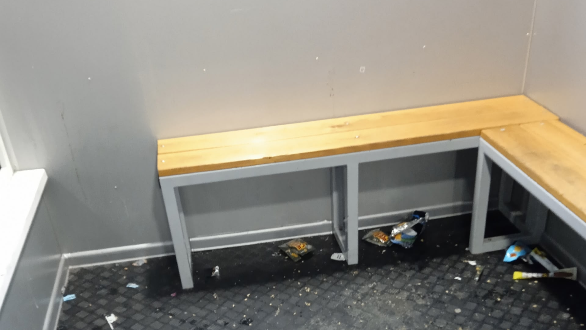 Мусор под лавочкой