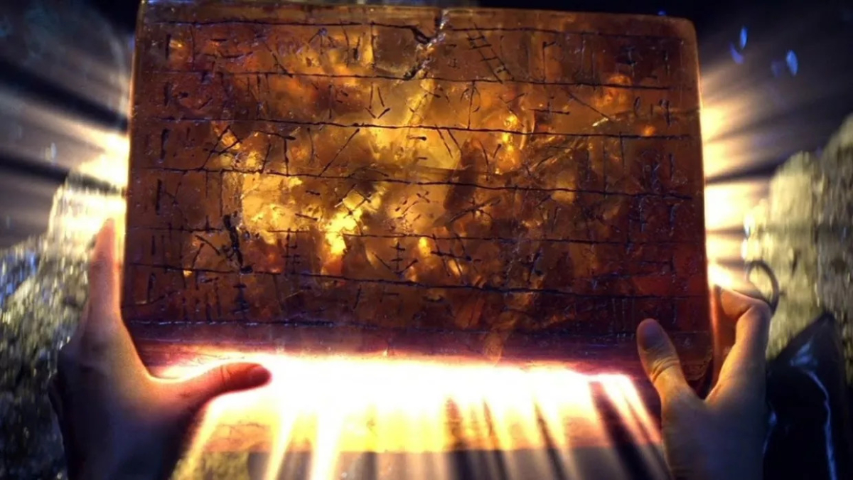 Рука открывает ящик