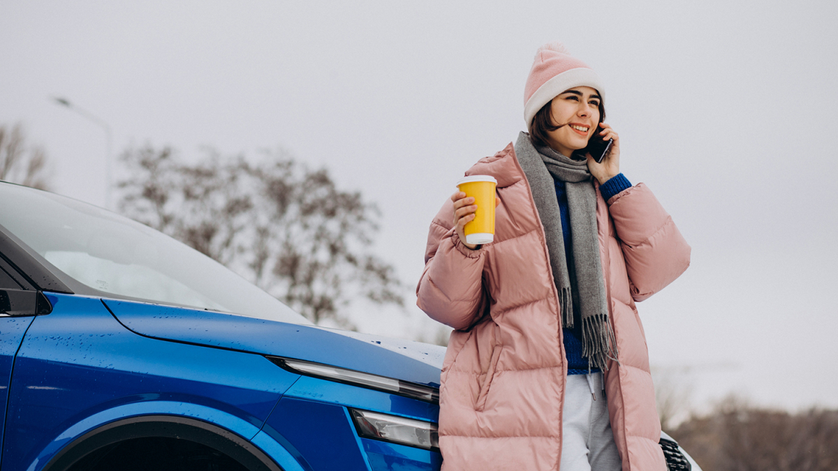 Девушка говорит по телефону рядом с авто