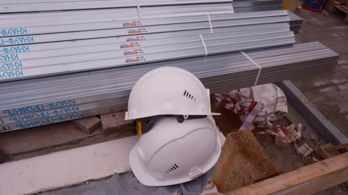 белые каски и стройматериалы