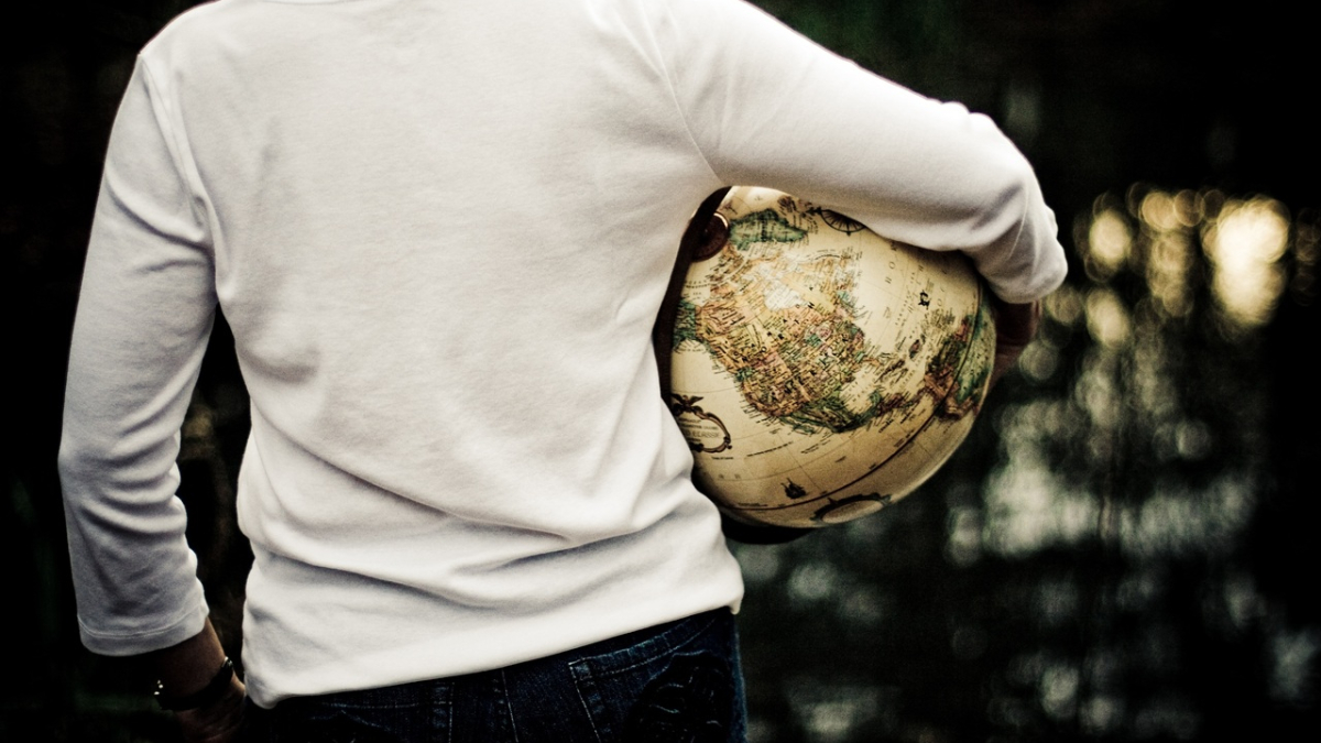 Человек держит глобус