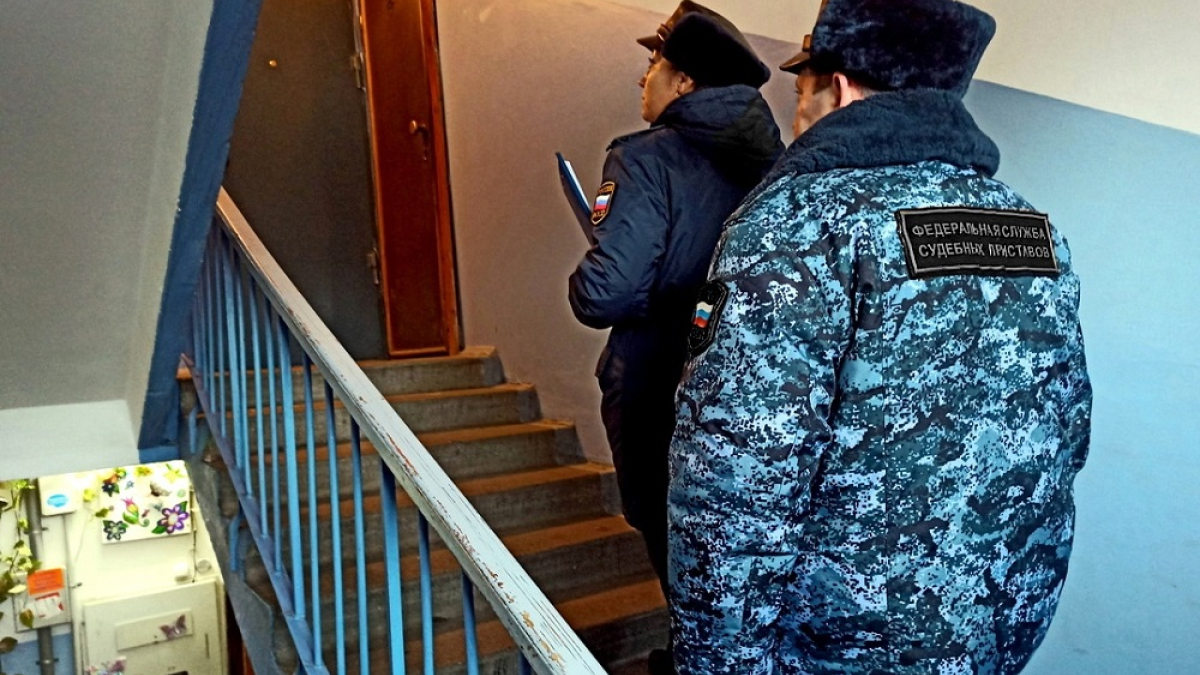 приставы поднимаются по лестнице