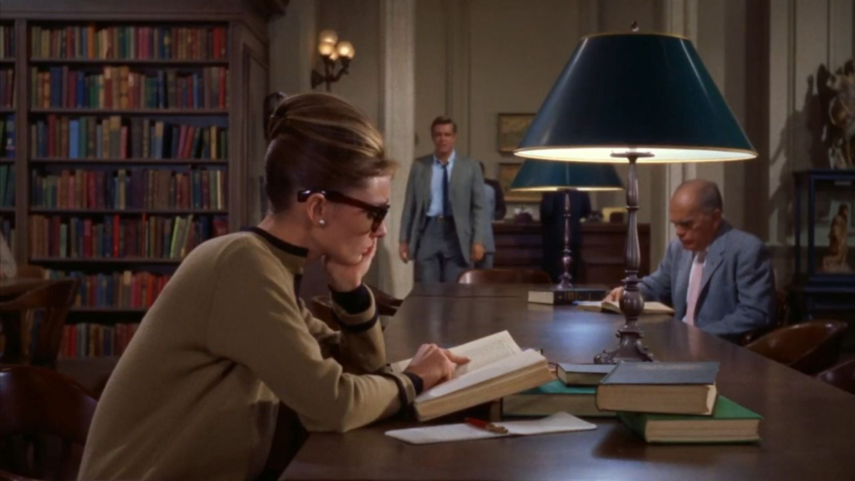 Женщина читает книгу