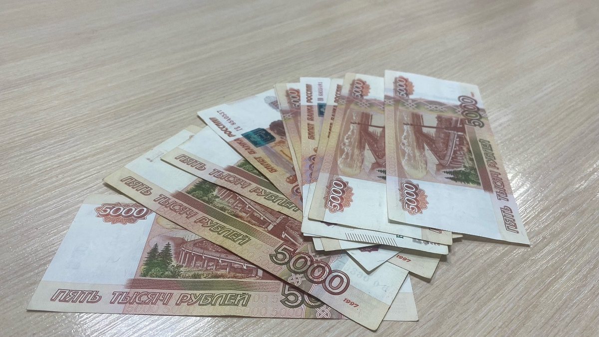 деньги лежат на столе