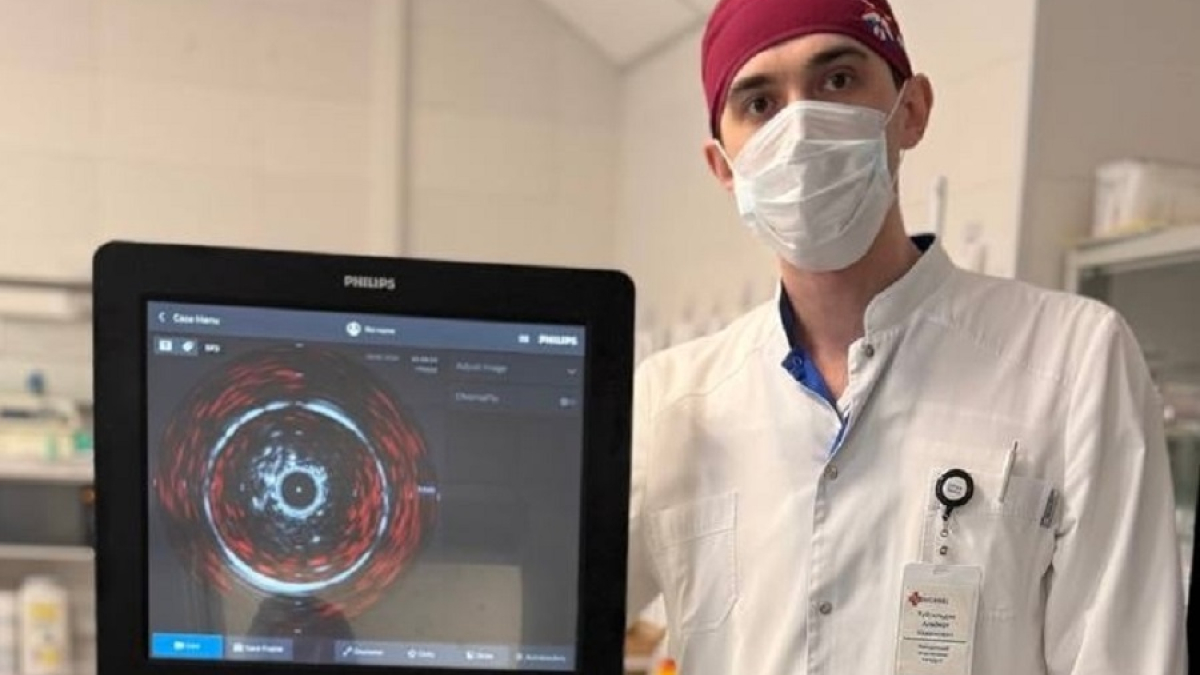 врач стоит возле аппарата