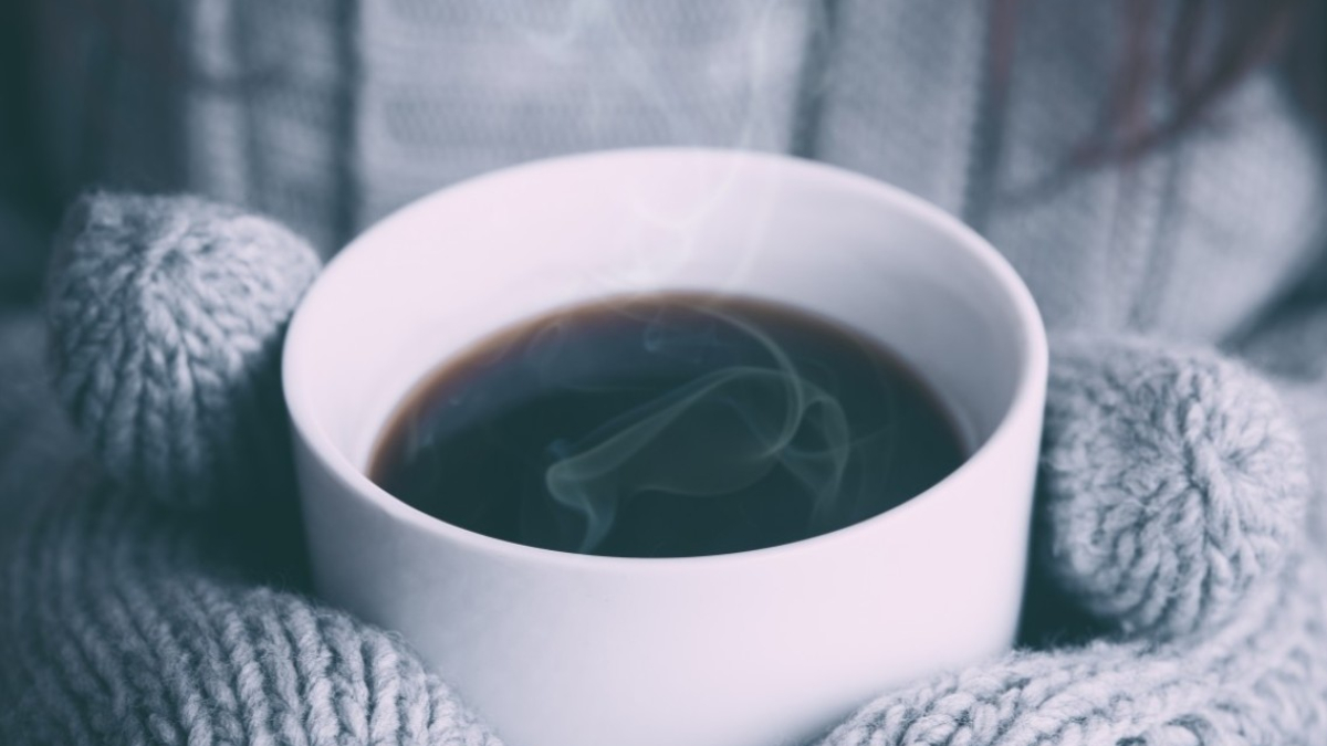 Чашка кофе в руках