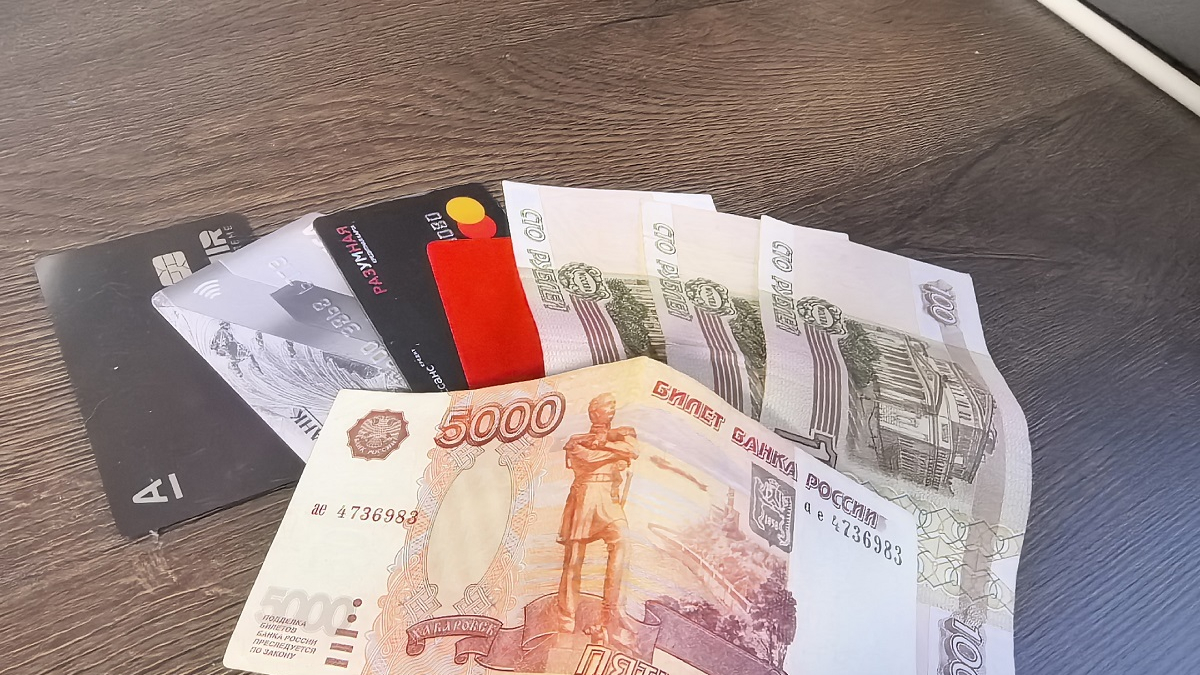 деньги и карты на столе