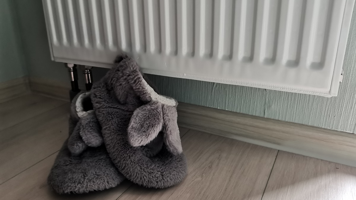 тапочки стоят возле батареи