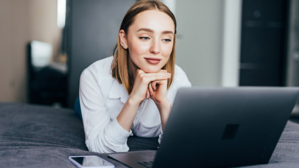 Девушка перед монитором