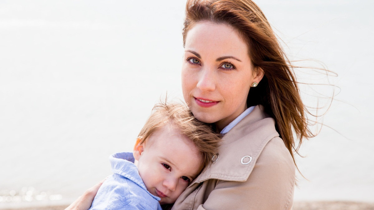 Мать держит ребенка