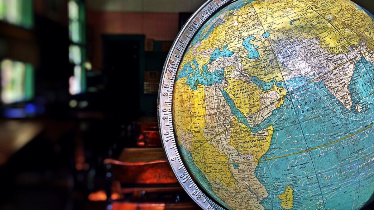 Глобус на столе