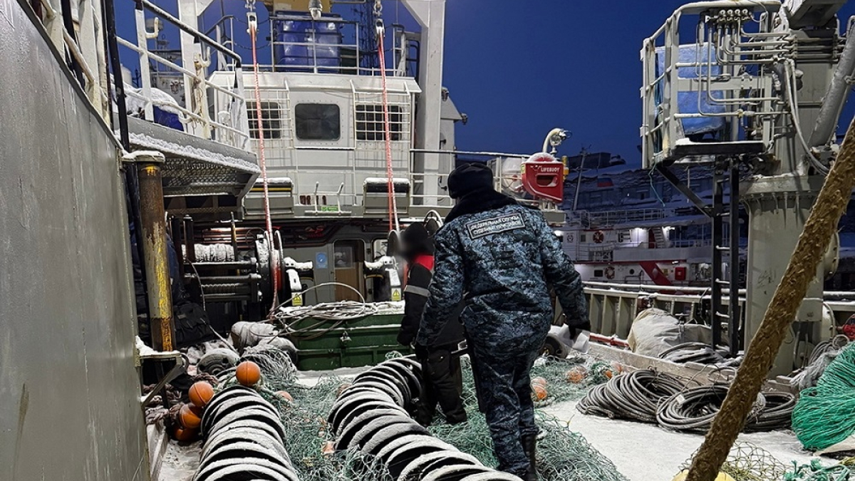 судебные приставы на корабле