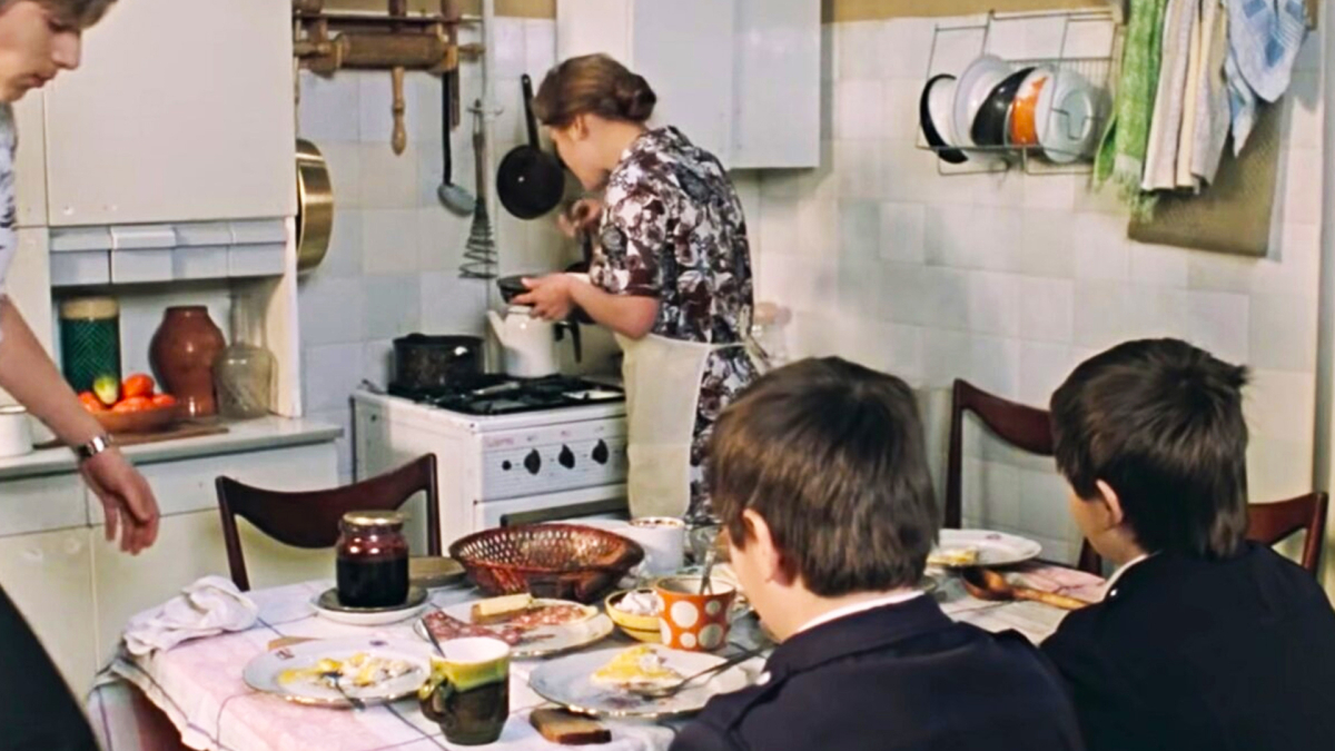 Люди на кухне времен СССР