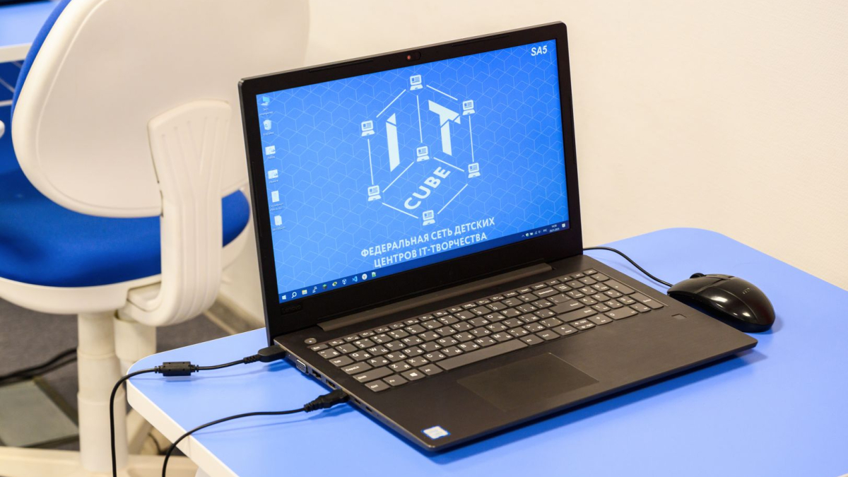 ноутбук за работой