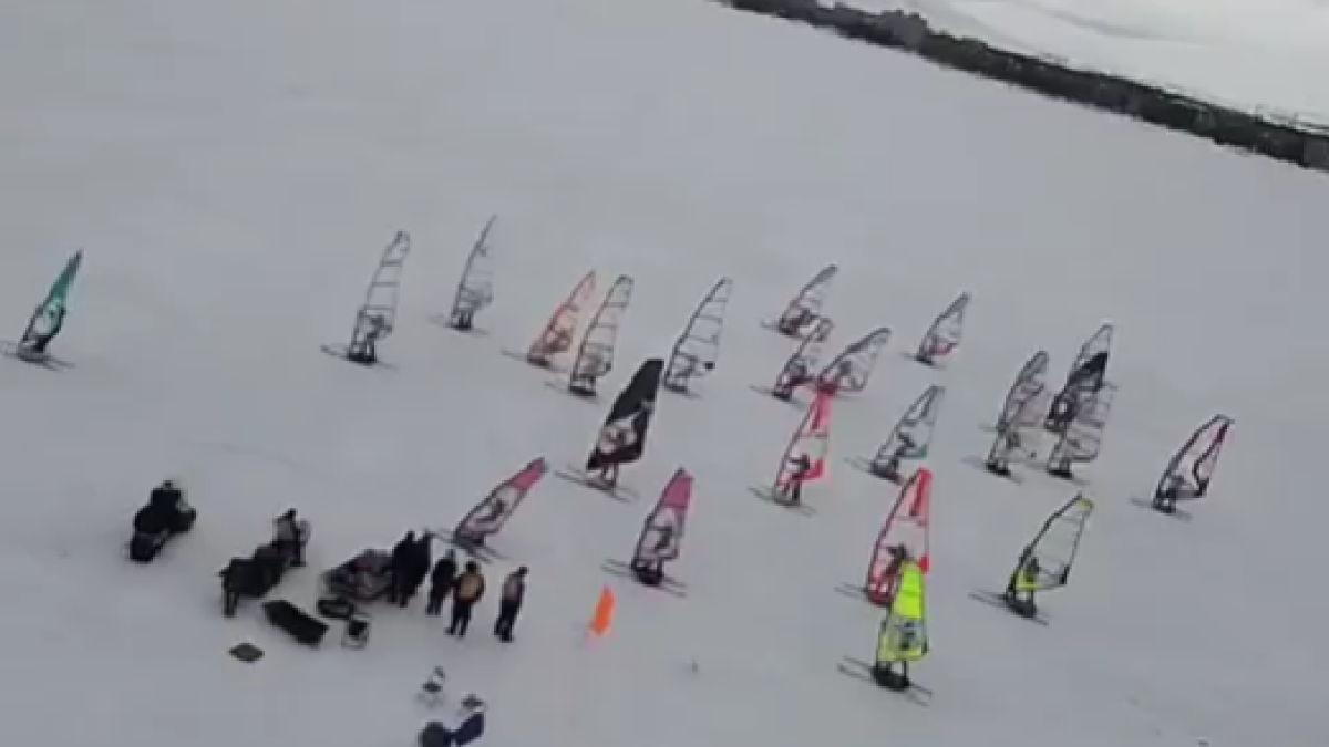 Виндсерферы на фоне снега