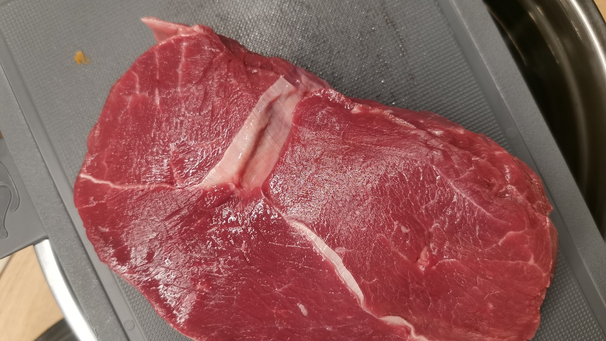 мясо на разделочной доске