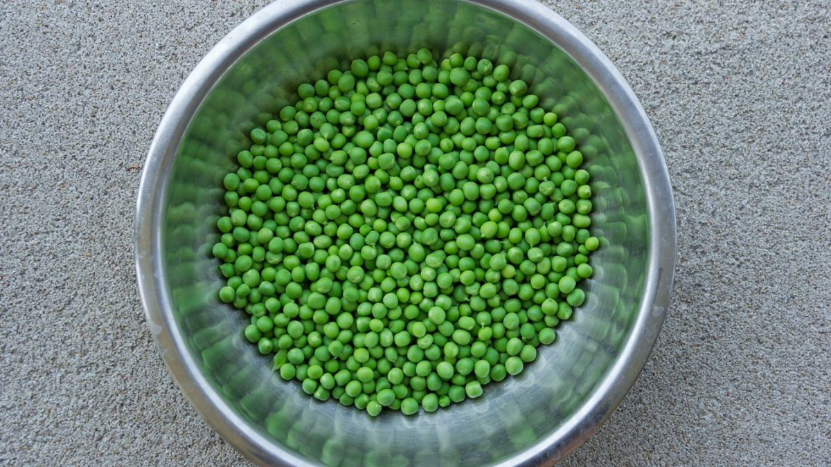 Горох в тарелке