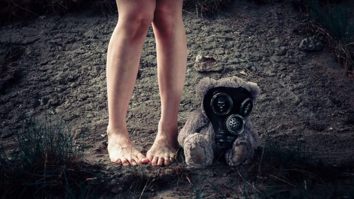 плюшевый медведь возле ног девушки