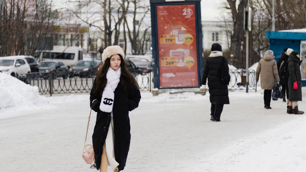 Туристка на улице зимой