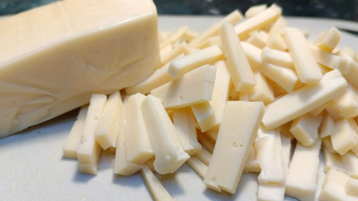 Порезанный на кусочки сыр