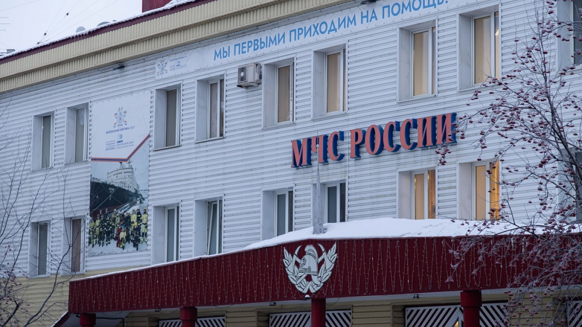 здание МЧС зимой