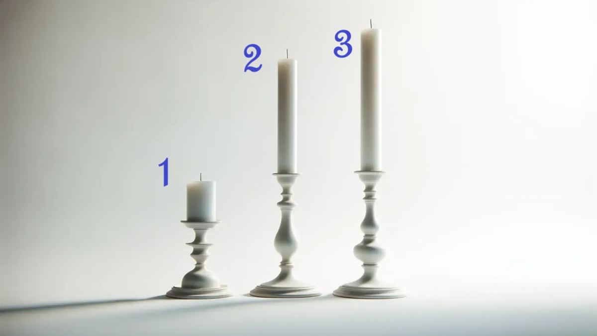 три белых подсвечника