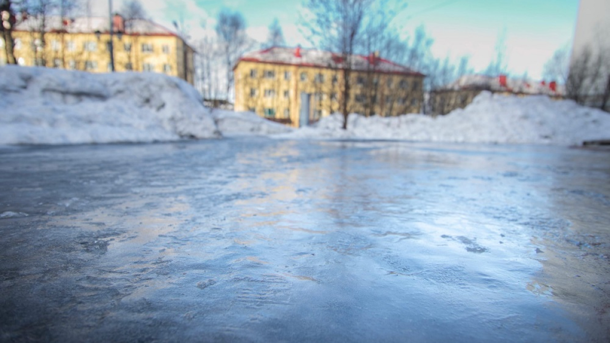 гололед на улице города