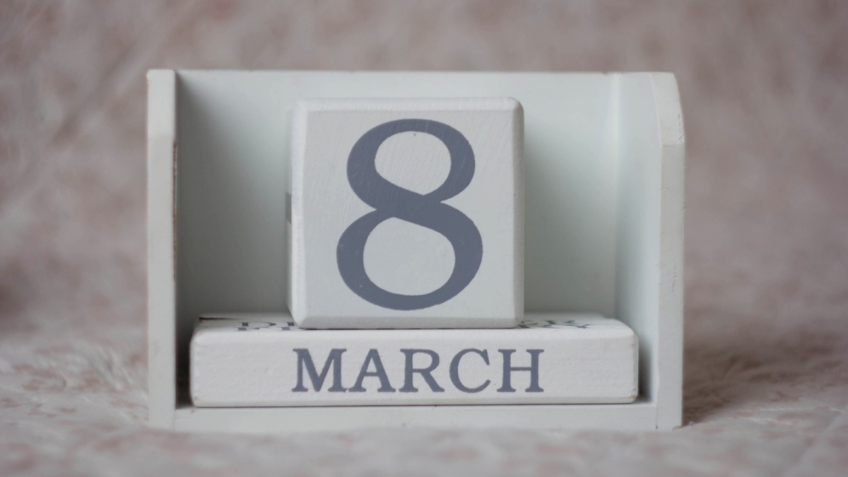 Табличка с надписью даты