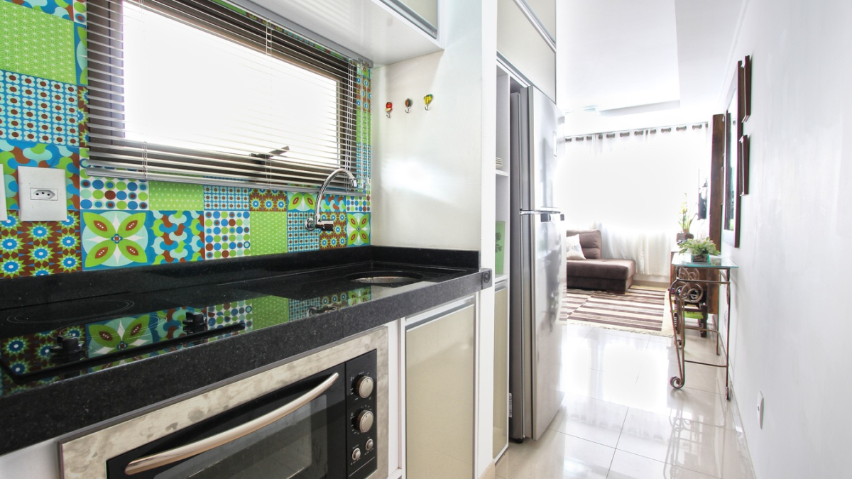 Кухня и вид в комнату