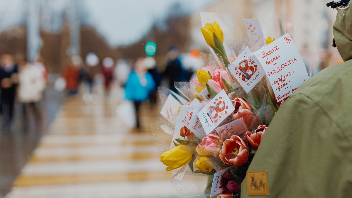 мужчина с букетами цветов