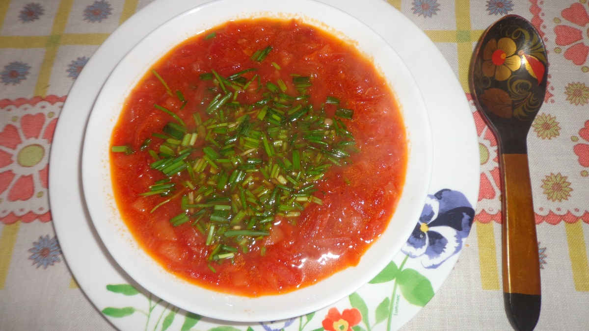 Борщ на столе с ложкой
