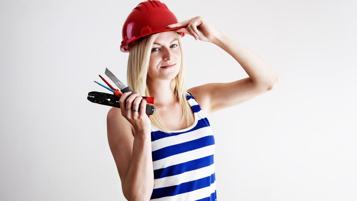 Женщина с инструментами