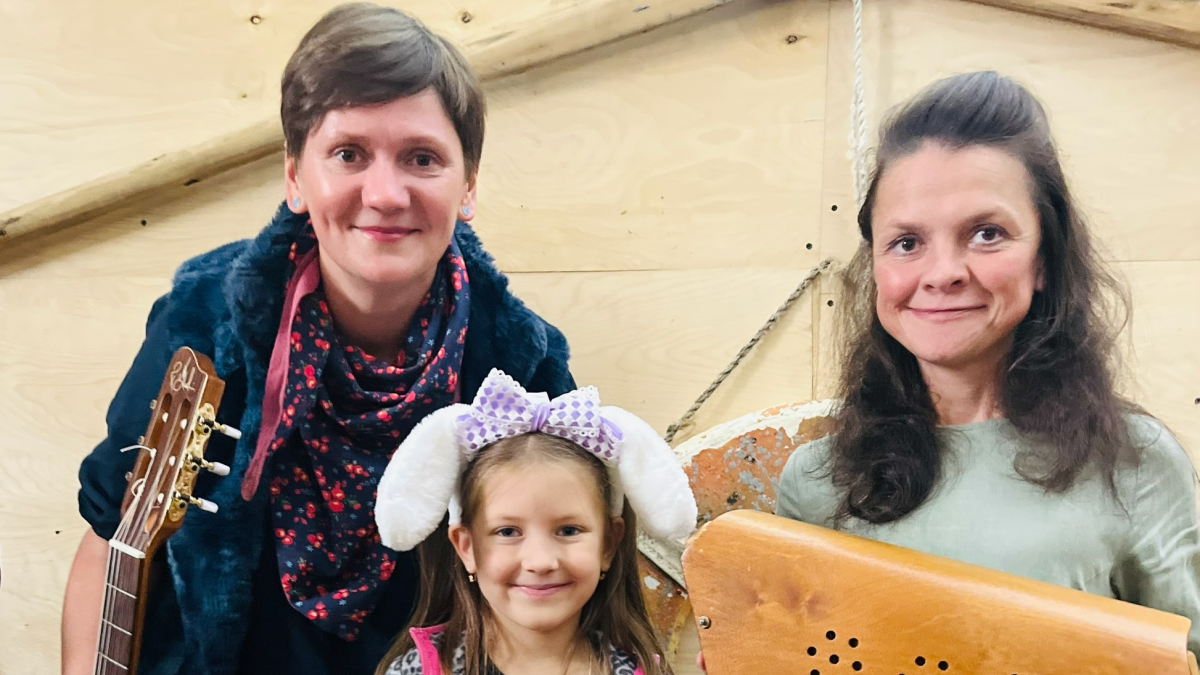 Музыканты с девочкой