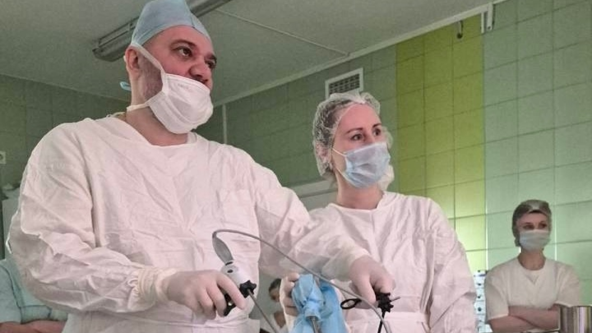 Уролог в операционной