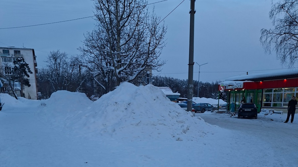 куча снега на улице