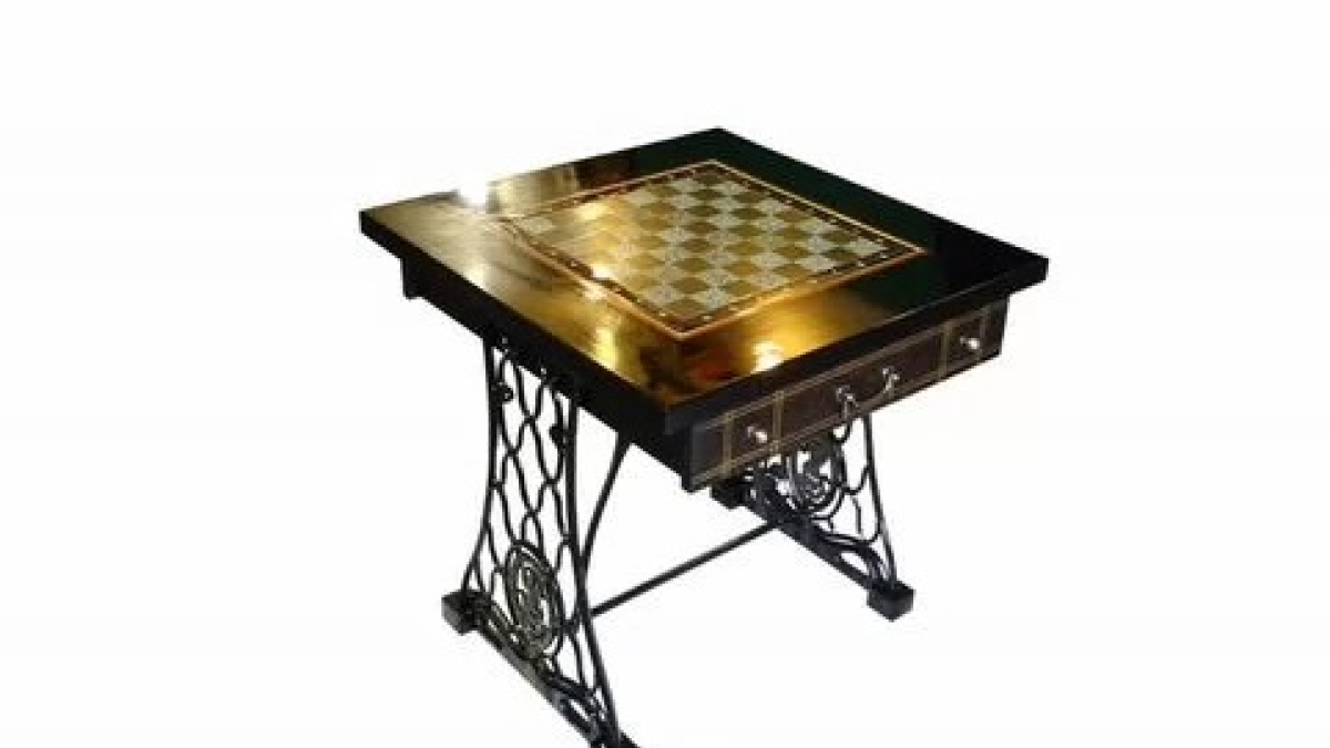 шахматный стол из дерева